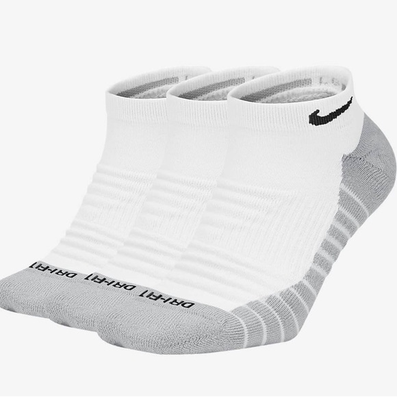 Nike Accessories - Nike Everyday Max Cushioned Training No-Show Socks (3 Pairs)